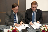 Signing of an agreement for cooperation between UIC and ALAMYS, 12 December 2012, UIC Headquarters, Paris