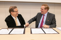 Signature de l'accord de Coopération révisé entre FERRMED et l'UIC, 7 décembre 2018, siège de l'UIC, Paris